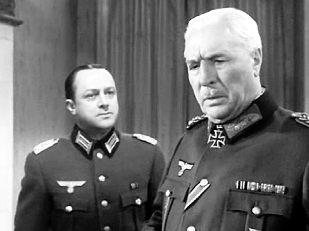 ...а в сериале «Майор Вихрь» БИБИКОВ (справа) снялся со СТРЖЕЛЬЧИКОМ