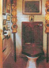 ТУАЛЕТ В ГОТИЧЕСКОМ СТИЛЕ: слева и справа хозяин поставил штандарты времен Муссолини