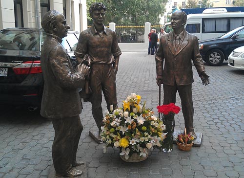 Памятник драматургам Александру Вампилову, Виктору Розову и Александру Володину, установленный у входа в здание «Табакерки» на ул. Чаплыгина. Скульптор А. С. Чаркин. Wikipedia