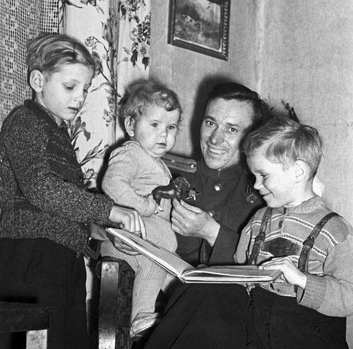 Писатель Андрей Некрасов с детьми, 1954 год. Фото С.Иванова — Аллилуева (Фотохроника ТАСС)