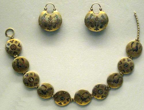 Золотые колты. Источник: wikipedia.org