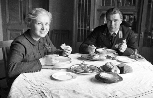 Актриса с первым мужем, летчиком Анатолием Серовым. Источник: wikipedia