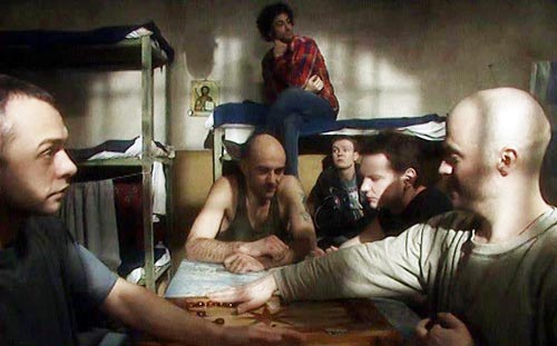 Кадр из сериала «Зона. Тюремный роман»