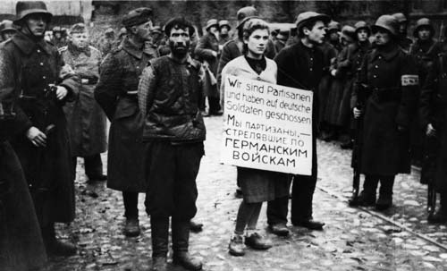 Мария (Мириам) Брускина и ее товарищи в окружении своих палачей незадолго до казни. Фото: wikimedia.org