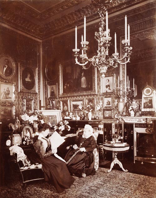 Королева Виктория и принцесса Беатрис в Виндзорском замке, 1895 го. Источник: wikimedia.org