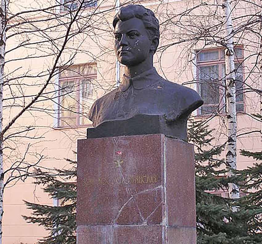 Памятник Зое Космодемьянской в Донецке