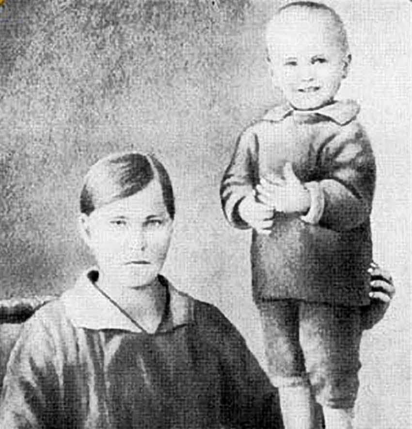 Трехлетний Вася с мамой Марией Сергеевной, 1932 год.