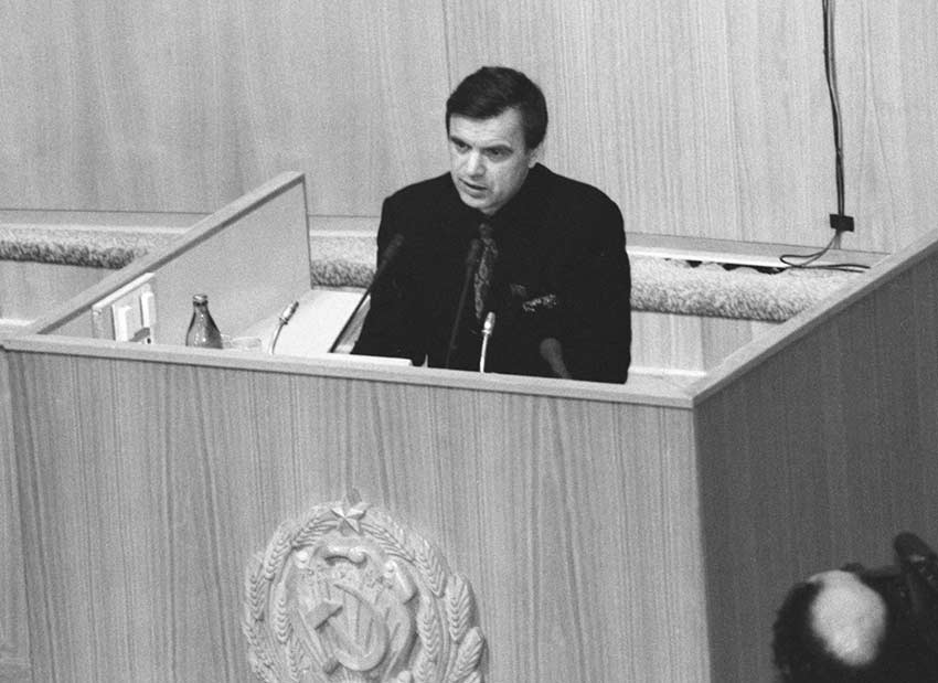 Председатель парламента России Руслан Хасбулатов во время выступления на срочном заседании VII (экстренной) сессии Верховного Совета после телевизионного обращения Президента РФ Бориса Ельцина с Указом № 1400 о роспуске российского парламента. 22 сентября 1993 года.