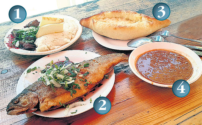 1. Копченая рыба, мамалыга, сыры, 2. Форель, 3. Хачапури, 4. Суп Акудрца (из фасоли). Средняя цена за обед - 500 - 1000 руб.