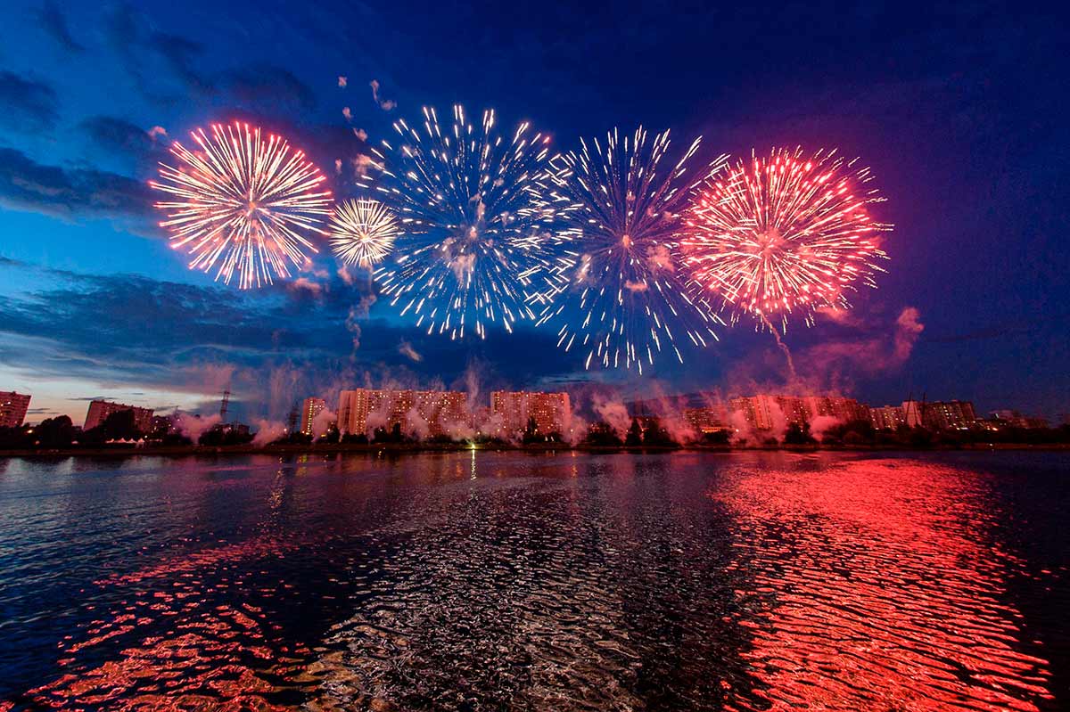 Смотреть салют на день города 2019 на борту теплохода