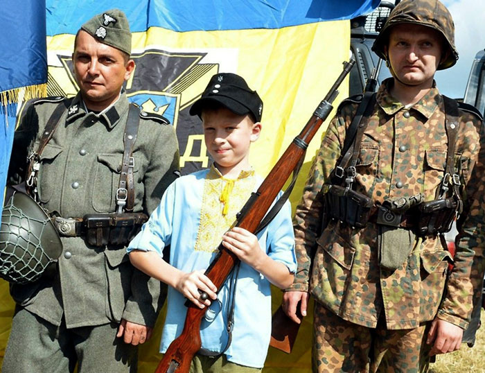 На Украине детей обряжают в форму бандеровцев и разрешают носить нацистскую символику