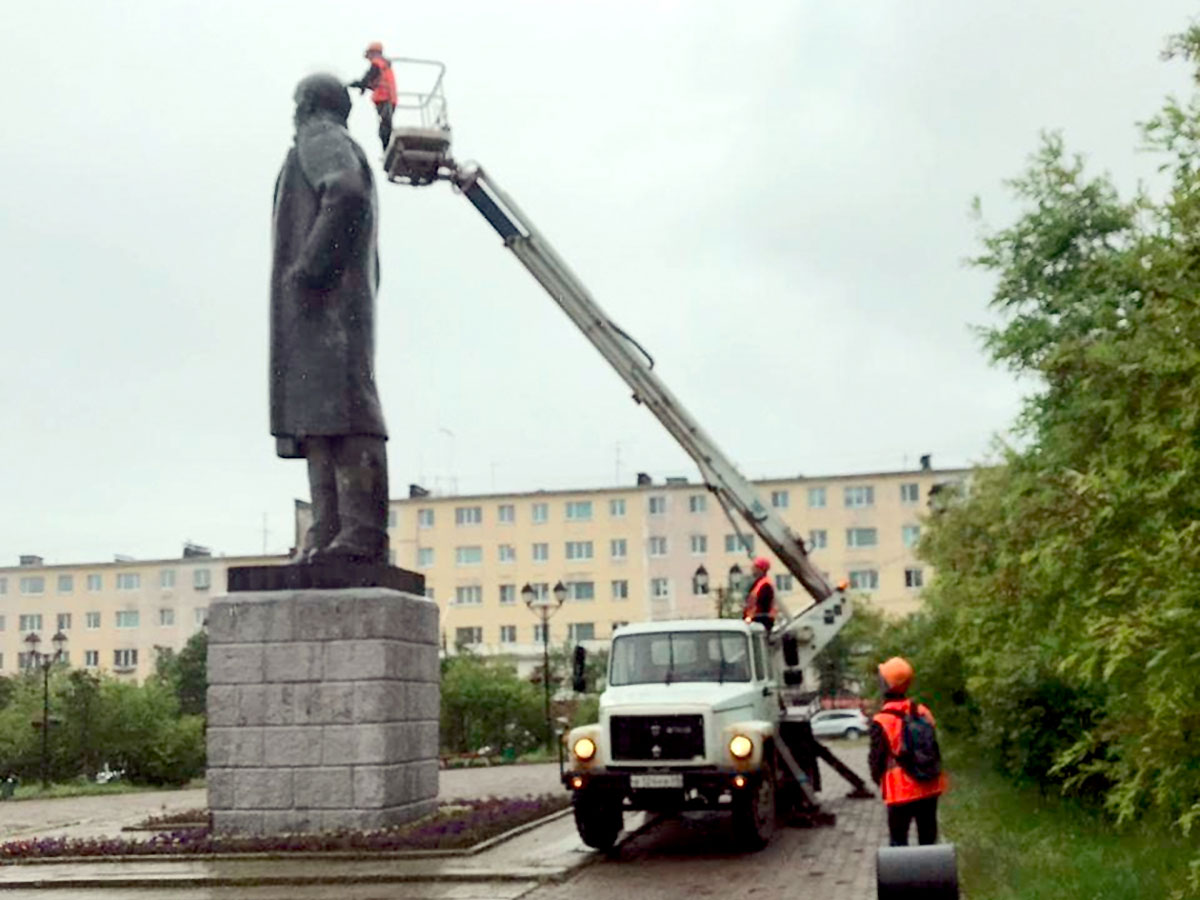Момент демонтажа железных шипов с макушки Момент демонтажа железных шипов с макушки