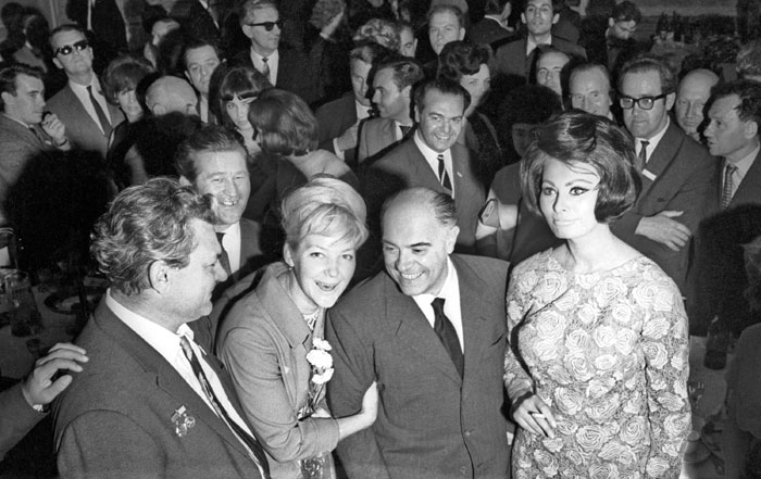 СССР. Москва. 19 июля 1965 г. Народный артист СССР режиссер Сергей Федорович Бондарчук, советская актриса Ирина Константиновна Скобцева, итальянский кинопродюсер Карло Понтии и итальянская актриса Софи Лорен (слева направо на первом плане) на приеме в Доме дружбы с народами зарубежных стран во время IV Московского международного кинофестиваля