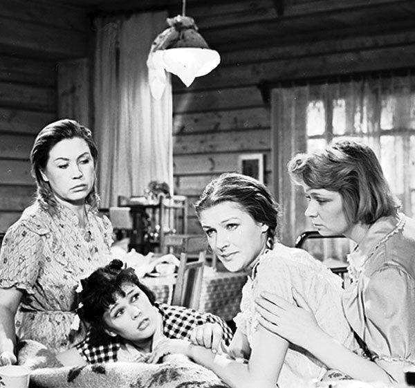 С Инной Макаровой, Люсьеной Овчинниковой и Ниной Меньшиковой в комедии «Девчата»