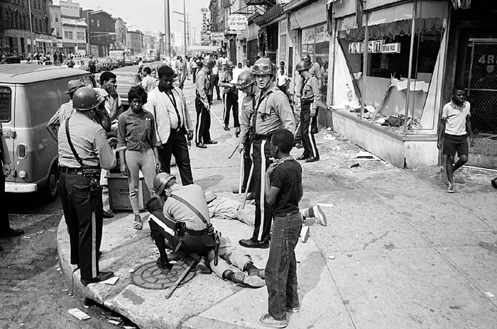Только во время различных бунтов в 1960-х годах в США расстреляли порядка 270 граждан. Но в статистику не вошла другая цифра - на улицах от рук полицейских тогда ежедневно погибало по два человека, а сейчас по три - прогресс налицо.