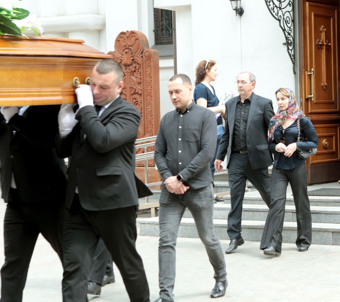 Вдову Екатерину Гиниятулину (справа) сопровождал солидный господин в очках