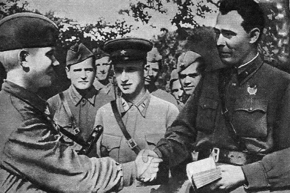 Вручает партбилет бойцу (1942)