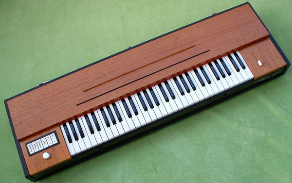 Hohner Clavinet D6 - полное название синтезатора, на который клюнул шоу-бизнесмен Андрей Макаревич