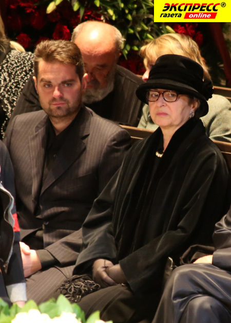 ВДОВА ЮРИЯ ЛЮБИМОВА КАТАЛИН С СЫНОМ ПЕТРОМ