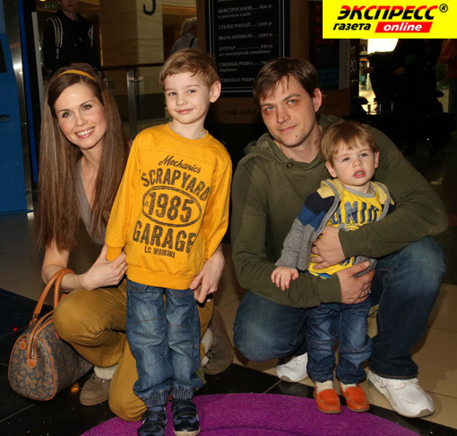 НАТАЛЬЯ ЛЕСНИКОВСКАЯ С МУЖЕМ И СЫНОВЬЯМИ