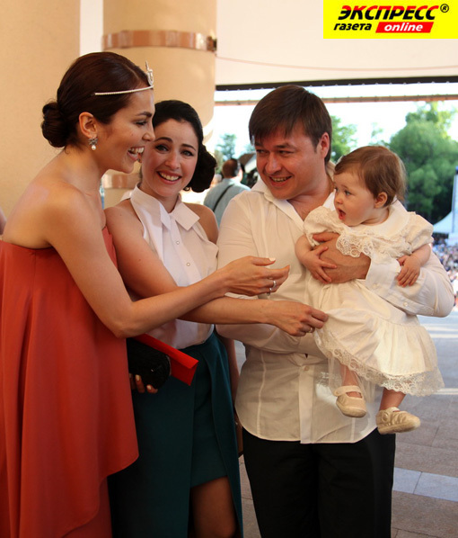 САТИ КАЗАНОВА, ЛЮБОВЬ ТИХОМИРОВА С ДОЧКОЙ ЛЮБАВОЙ И МУЖЕМ ЛАСЛО ДОЛИНСКИ