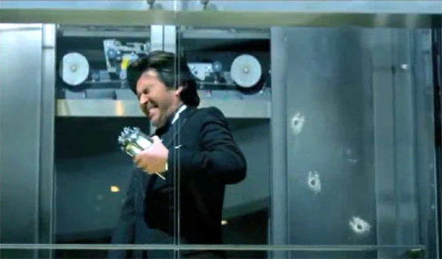 Томас испуганно уворачивается от пуль (кадр из клипа «Stay with me»)