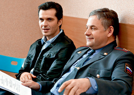 Фёдор Туманов (Олег ХАРИТОНОВ) будет называть коллег «господами полицейскими» (на фото с Юрием БРЕШИНЫМ)