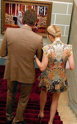 Парочка ушла с вечеринки одной из первых