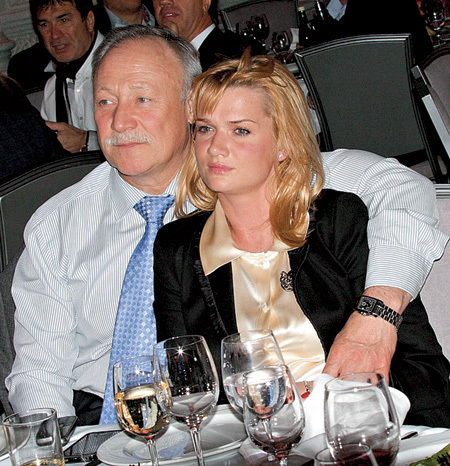 Рядом с супругом ХОРКИНА предпочитает куда более скромные наряды. 