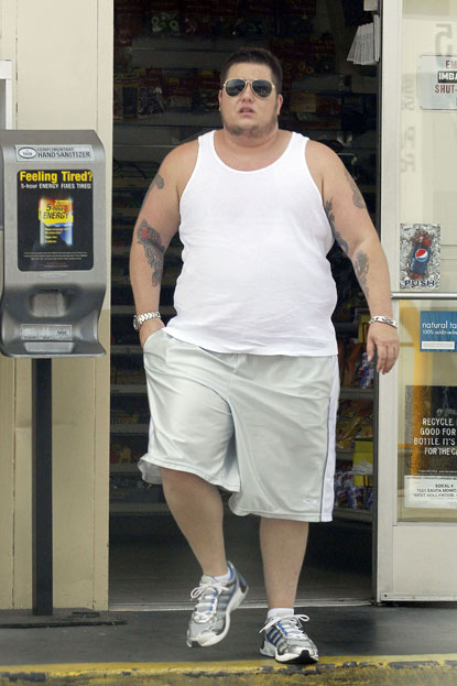 Трансвестит еле-еле влазит в машину, но счастье быть мужчиной перевешивает все неудобства.