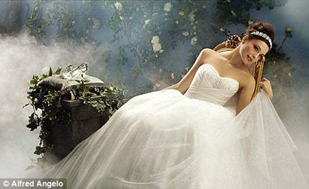 Дизайнер Алфред Анджело прославился тем, что скопировал свадебное платье Кейт МИДДЛТОН и наряды диснеевских принцесс