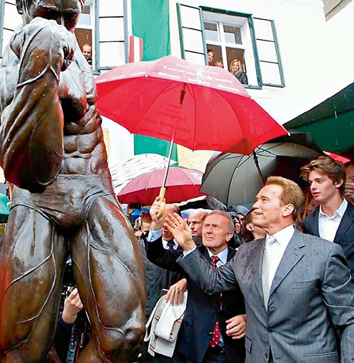 «Железный Арни» был отлит из 300 кг бронзы