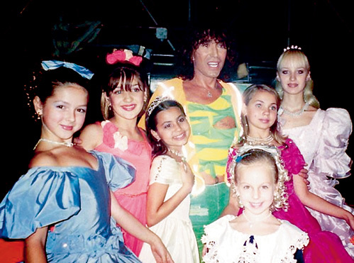 В детстве ШУРОЧКИНА (первая слева) фанатела от Валерия ЛЕОНТЬЕВА и благодаря папиным связям попадала за любые кулисы