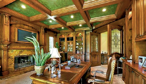 Стены и потолок библиотеки обшиты деревянными панелями