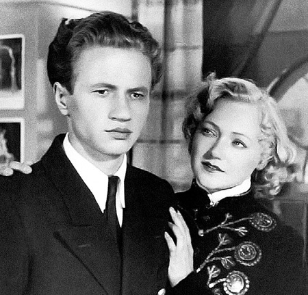 С Леонидом БЫКОВЫМ, который был моложе на три года, отношения долгие годы оставались приятельскими