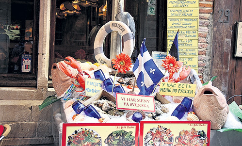 Клиентов завлекают всем, чем могут: красочно оформленными витринами, россыпями морепродуктов и меню на разных языках