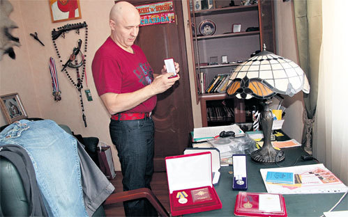 В кабинете артист хранит многочисленные награды за достижения в спортивной и юмористической областях