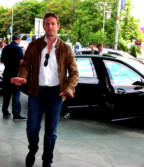 «Здесь снимать нельзя!» - машет руками охранник. На заднем плане (спиной) – МОУРИНЬО, который вот-вот сядет в машину (фото Сергея ДАДЫГИНА)