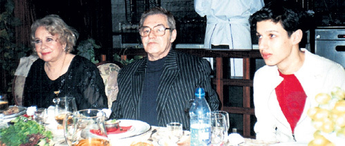 МИАНСАРОВА и ФЕЛЬДМАН готовили внука Андрея МИАНСАРОВА-младшего к поступлению в музучилище. Но парень забросил учёбу, стал ди-джеем и критикует творчество своей бабушки в телепередачах