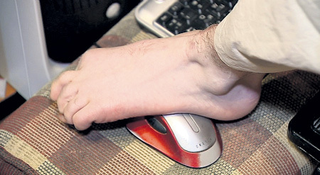 Поскольку у Николая не работают руки, он пишет сообщения на компьютере ногой