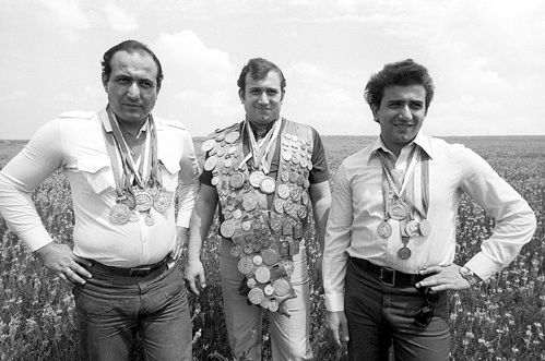 Братья Шаварша КАРАПЕТЯНА (он в центре) - Камо (слева) и Анатолий тоже много лет занимались подводным плаванием