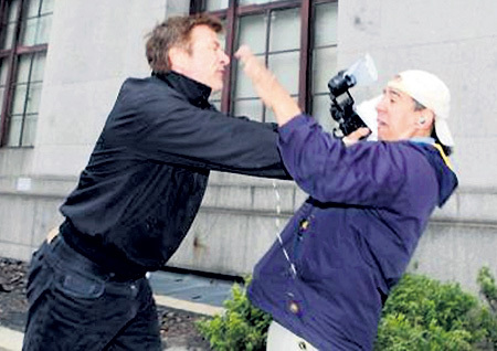 Алек БОЛДУИН напал на папарацци. Даже если фотограф вёл себя бесцеремонно, актёр может быть наказан за рукоприкладство, как до него ответили перед судом за нападение на прессу Мел ГИБСОН, Хью ГРАНТ, Дэвид БЕКХЭМ, Диего МАРАДОНА, Жерар ДЕПАРДЬЕ и многие