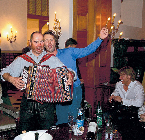 Председатель совета директоров «Моссельпрома» сенатор Сергей ЛИСОВСКИЙ на новогодней вечеринке в Сант-Морице исполняет песню «Цыпленок жареный…»