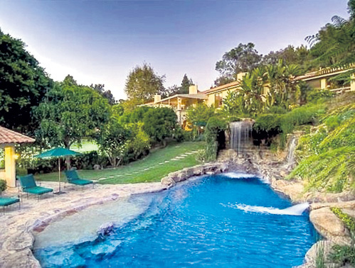 На дом с пятью спальнями, восемью ванными, домашней студией звукозаписи, кинозалом, боксёрским рингом пять лет не находился покупатель