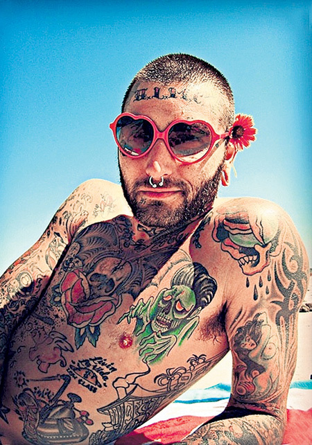 Рисунки на теле, как яркое оперение птицы, притягивают внимание, отвлекая от внутренней сущности