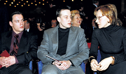 Ирине КУПЧЕНКО пришлось хоронить младшего сына Сергея (первый слева), когда тому исполнилось только 37 лет