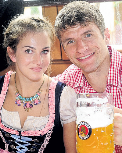 Томасу МЮЛЛЕРУ посещение пабов не мешает забивать голы за «Баварию» (на фото с женой Лизой)
