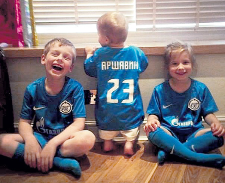 Дети знаменитого футболиста скоро забудут, как выглядит их горе-папаша. Фото: Instagram**.com