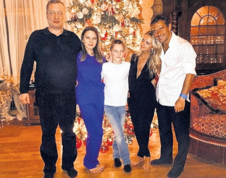 2015 год спортсмен встретил с родителями и братом Миланы... Фото: Instagram**.com