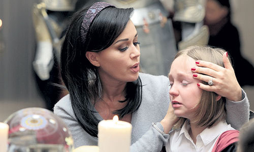 На съемках сериала юная актриса забыла текст и разревелась. Настя как могла успокаивала девочку